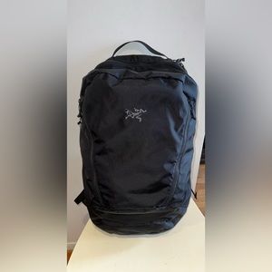Arc’Teryx Mantis 32 Hiking/Commute backpack in all black. Excellent condition!